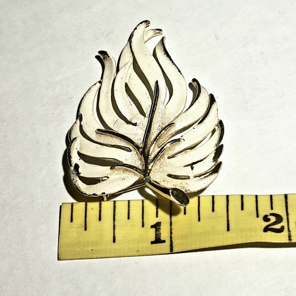 Vintage 1960 cream enamel gold fern brooch - Picture 10 of 10